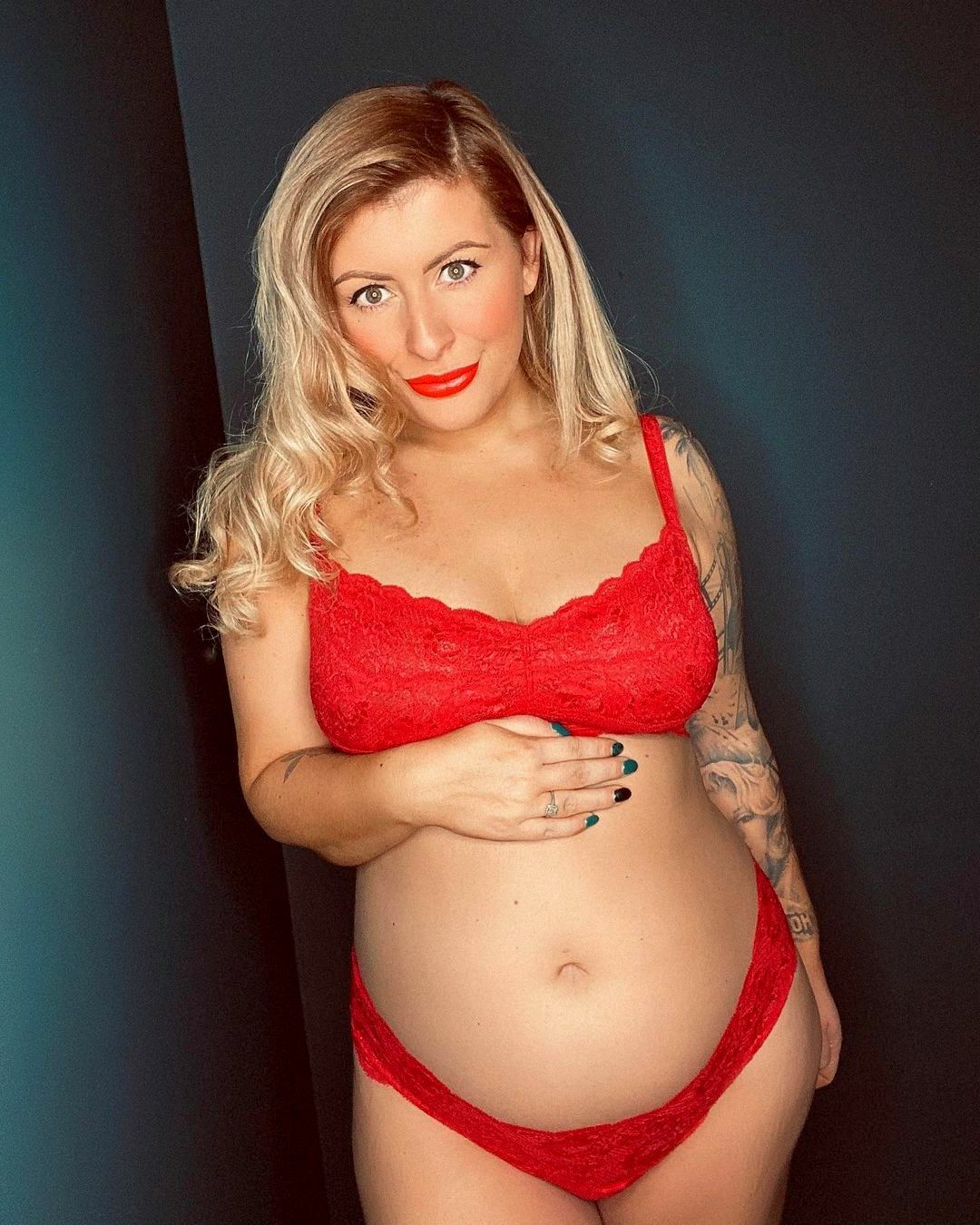 Curvy british milf loves to pose and tease — 37